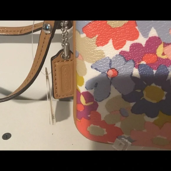 Retired NWT Peyton Floral Medium Wristlet - Picture 4 of 6